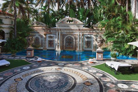 casa versace in vendita|who inherited gianni versace estate.